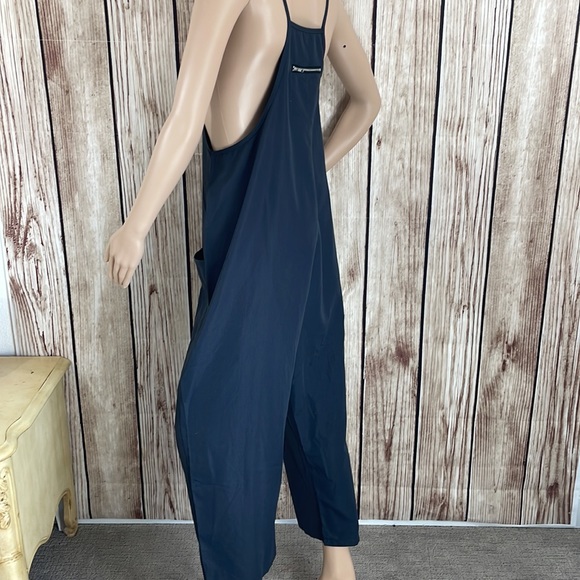 Gray v-neck solid loose fit jumpsuit with pockets & spaghetti straps Size Large - Picture 6 of 9